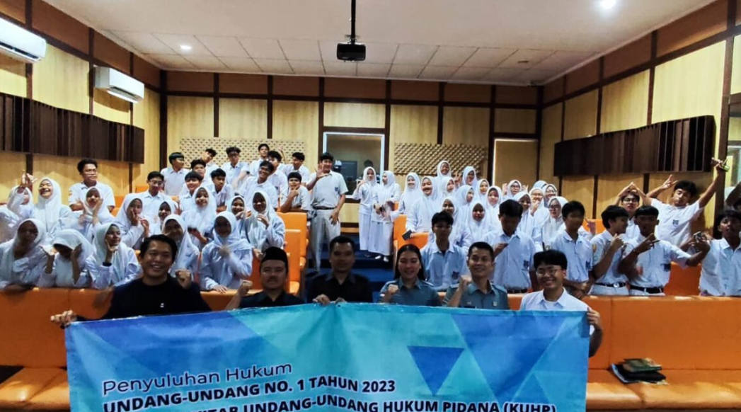Siapkan Generasi "Melek Hukum", Puluhan Siswa SMAMDuma Antusias Bedah KUHP Baru